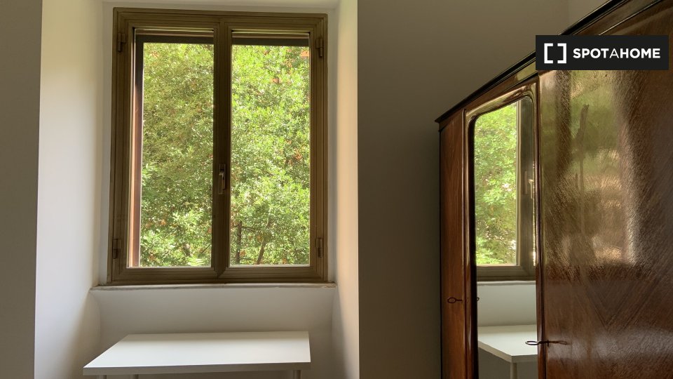 Immagine 18 di Camera condivisa in affitto  in Via degli Umbri a Roma