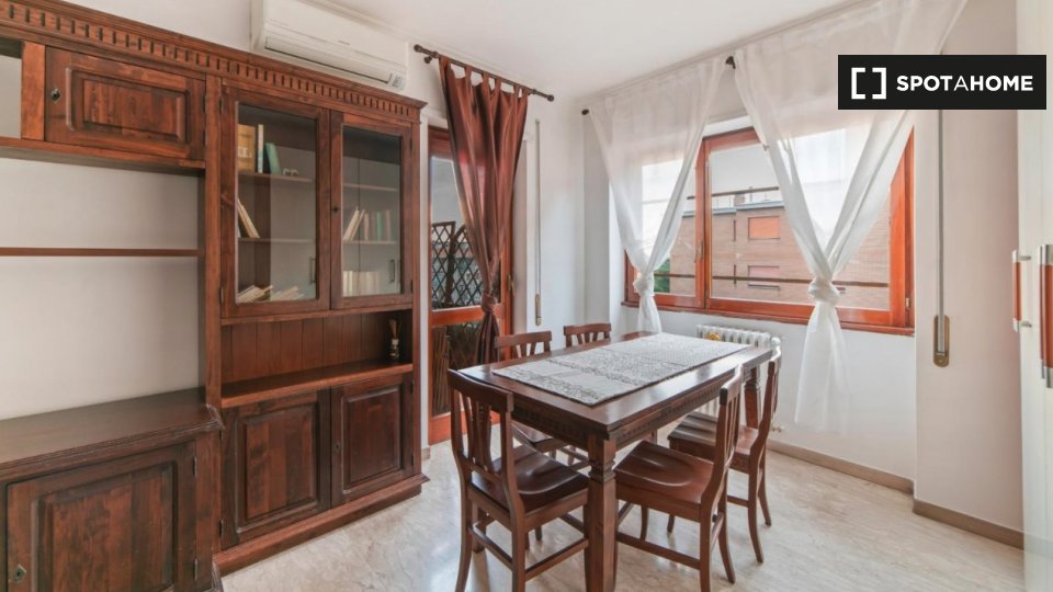 Immagine 4 di Camera condivisa in affitto  in Via Filippo Serafini, 00173 Roma RM, Italy a Roma