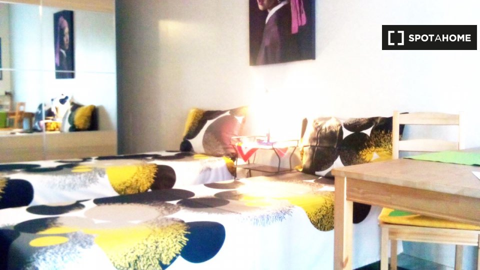 Immagine 3 di Camera condivisa in affitto  in Viale Partenope a Roma