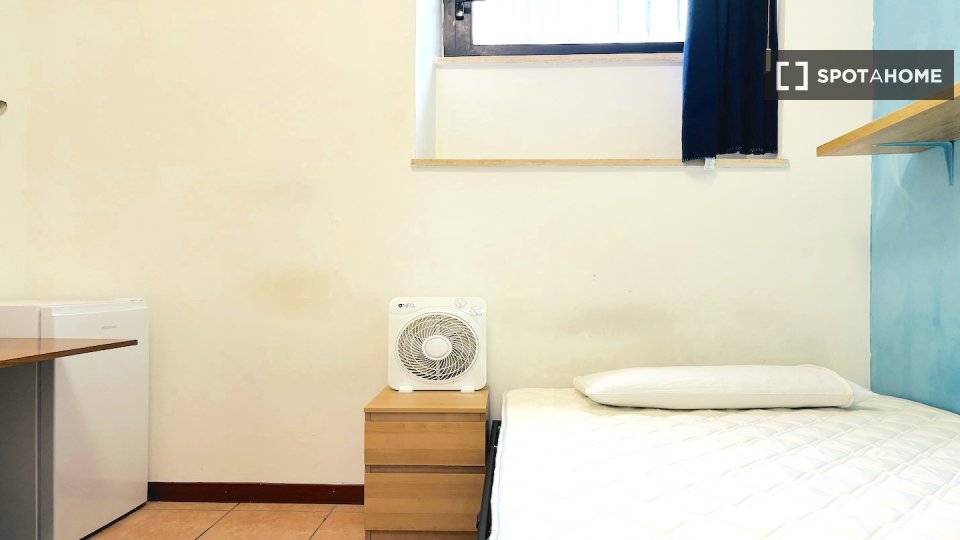 Immagine 3 di Camera condivisa in affitto  in Via Alessandro Brisse a Roma