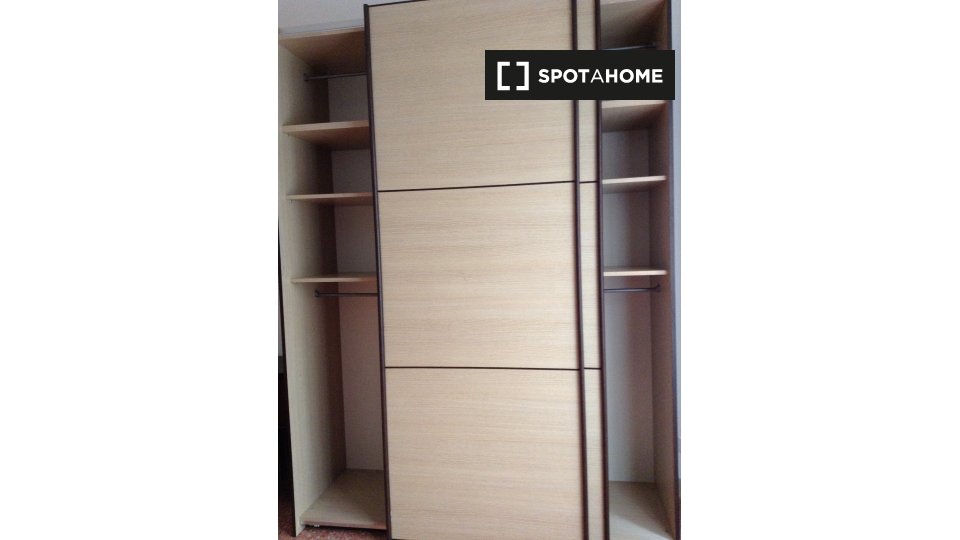 Immagine 2 di Camera condivisa in affitto  in Via degli Umbri a Roma