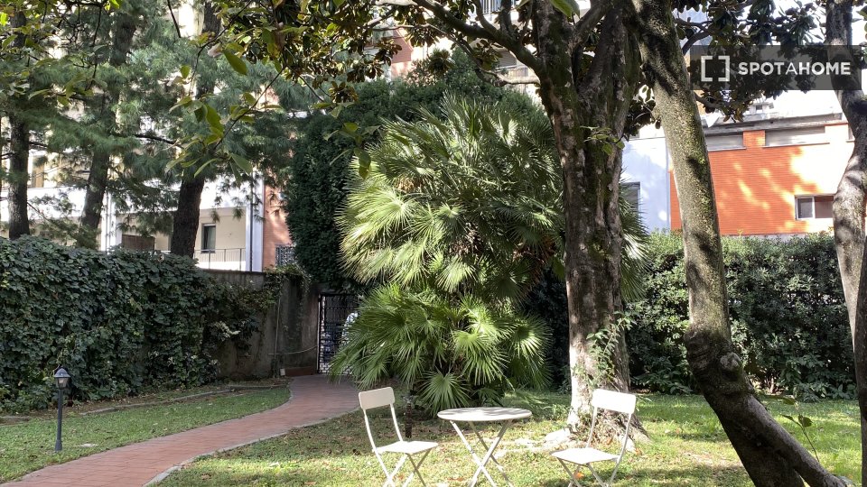 Immagine 2 di Camera condivisa in affitto  in Giovanni Maria a Milano