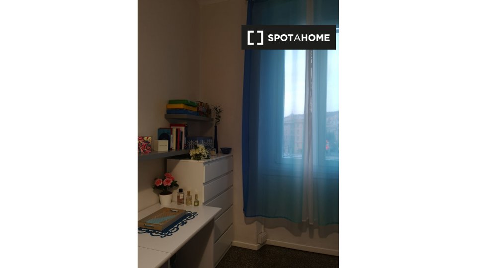 Immagine 5 di Camera condivisa in affitto  in Via Montevideo a Genova