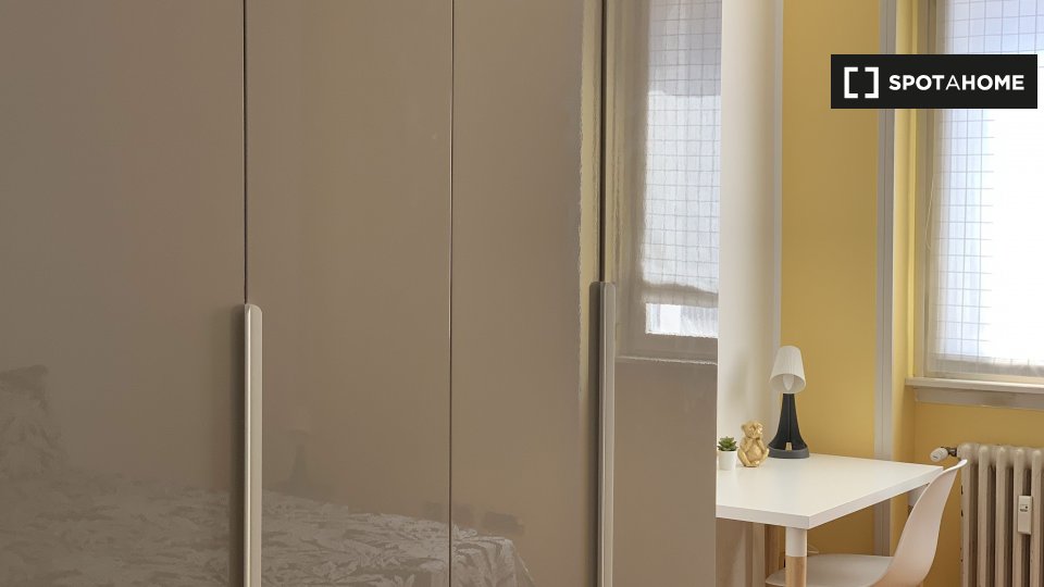 Immagine 6 di Camera condivisa in affitto  in Viale Campania a Milano