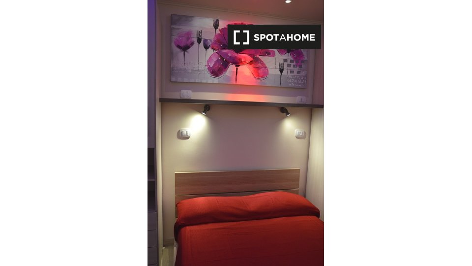 Immagine 3 di Camera condivisa in affitto  in Via Vetulonia a Roma