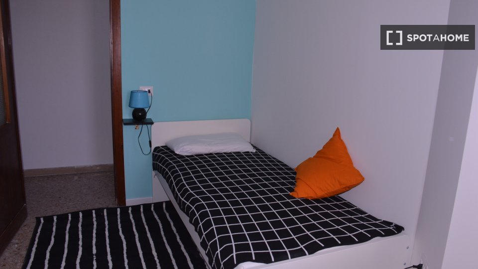 Immagine 13 di Camera condivisa in affitto  in Via dei Giudicati n a Cagliari