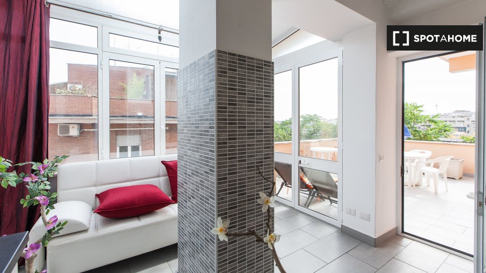 Immagine 2 di Appartamento in affitto  in Via Guido Guinizelli, 00152 Roma RM, Italy a Roma