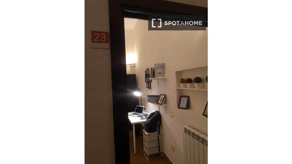 Immagine 1 di Camera condivisa in affitto  in Via Enrico Pessina n. a Napoli