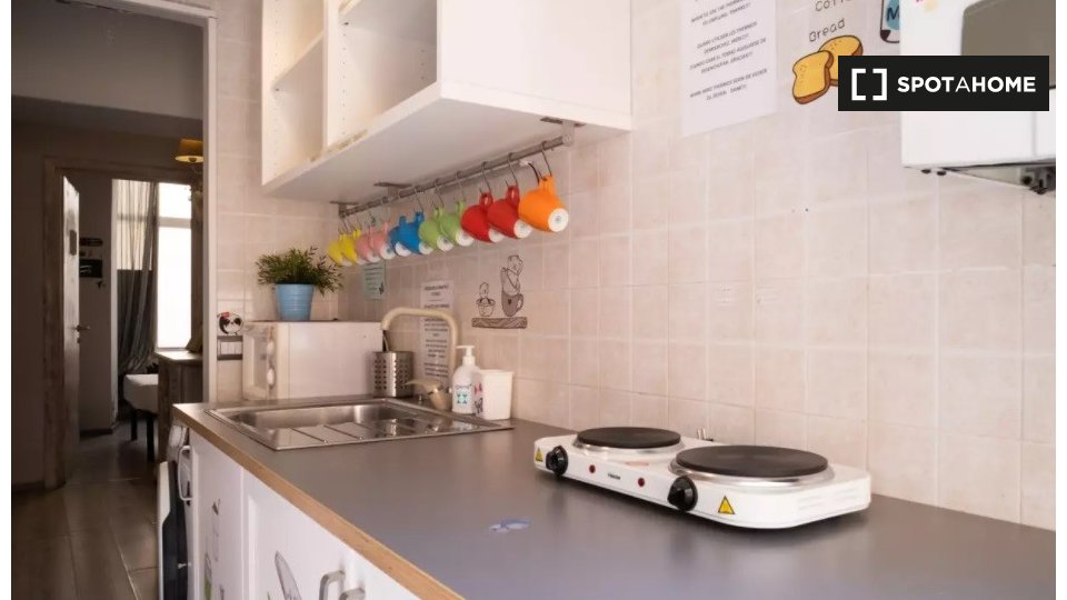 Immagine 1 di Camera condivisa in affitto  in Via Ferruccio a Roma