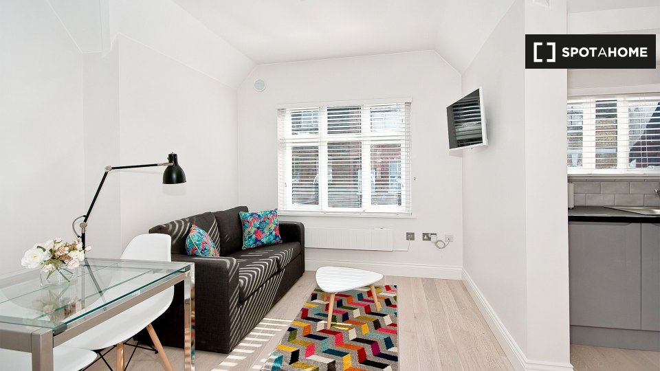 Immagine 1 di Appartamento in affitto  in Flat 7 Greek St a 