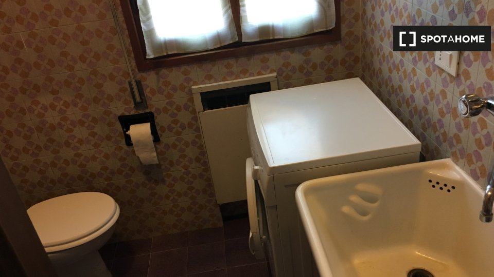 Immagine 9 di Camera condivisa in affitto  in Via Luigi Vestri a Bologna