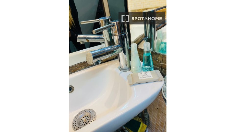 Immagine 17 di Appartamento in affitto  in Vico dei Pellegrini a Napoli