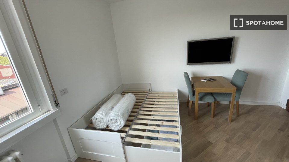 Immagine 8 di Ufficio in affitto  in Via Giambellino a Milano