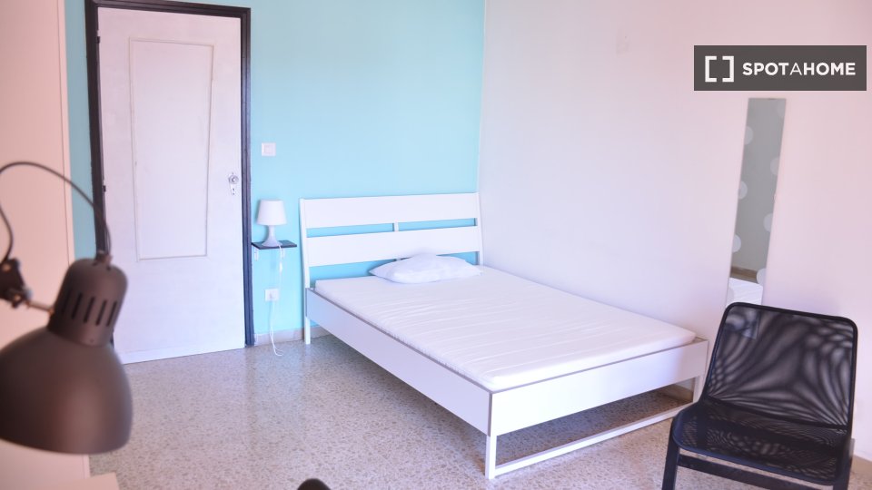 Immagine 15 di Camera condivisa in affitto  in Via Ingurtosu n a Cagliari