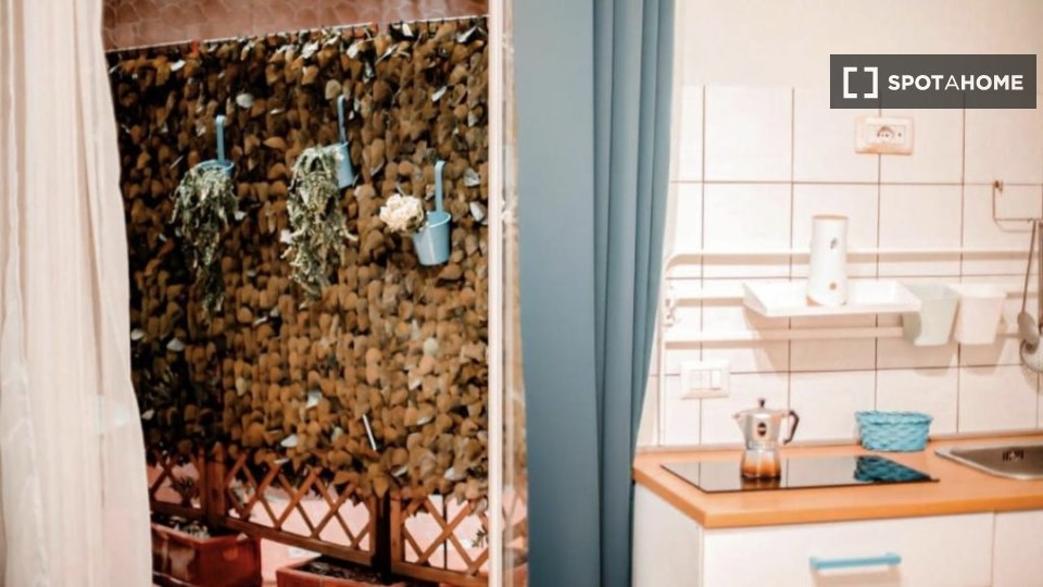 Immagine 11 di Camera condivisa in affitto  in Via Salvator Rosa a Napoli