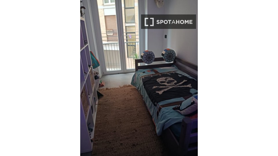 Immagine 14 di Camera condivisa in affitto  in Via Ippolito Nievo a Roma