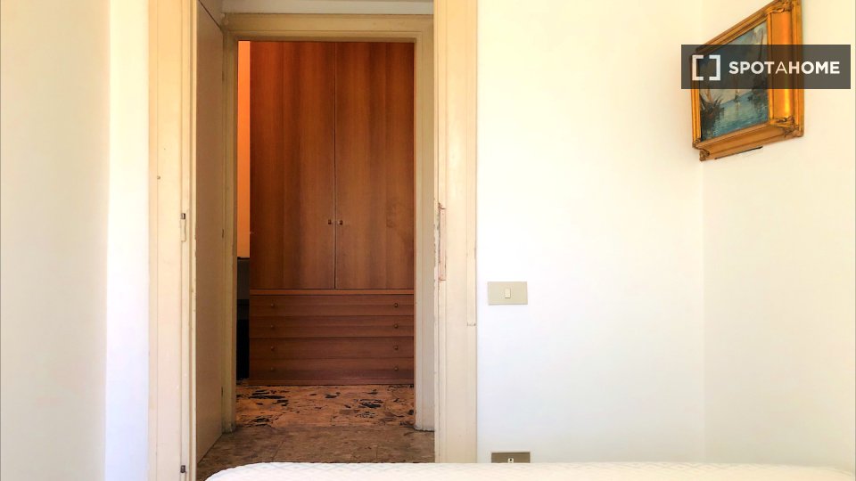 Immagine 2 di Camera condivisa in affitto  in Viale Egeo, 00144 Roma RM, Italy a Roma