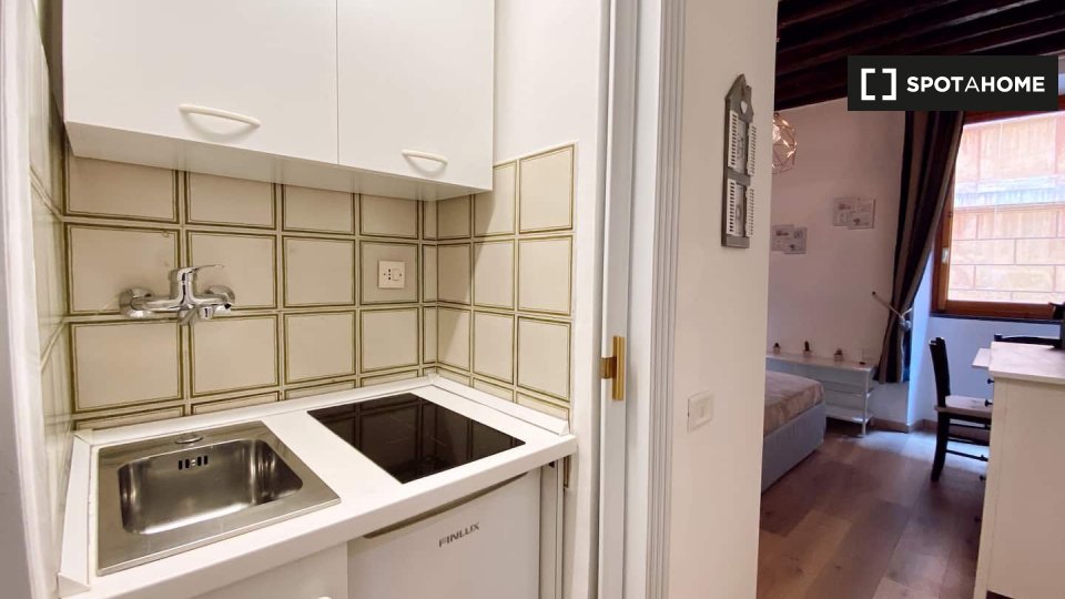 Immagine 12 di Ufficio in affitto  in Via di Gesù e Maria a Roma