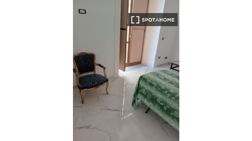 Immagine 12 di Camera condivisa in affitto  in V. Salvator Rosa a Napoli