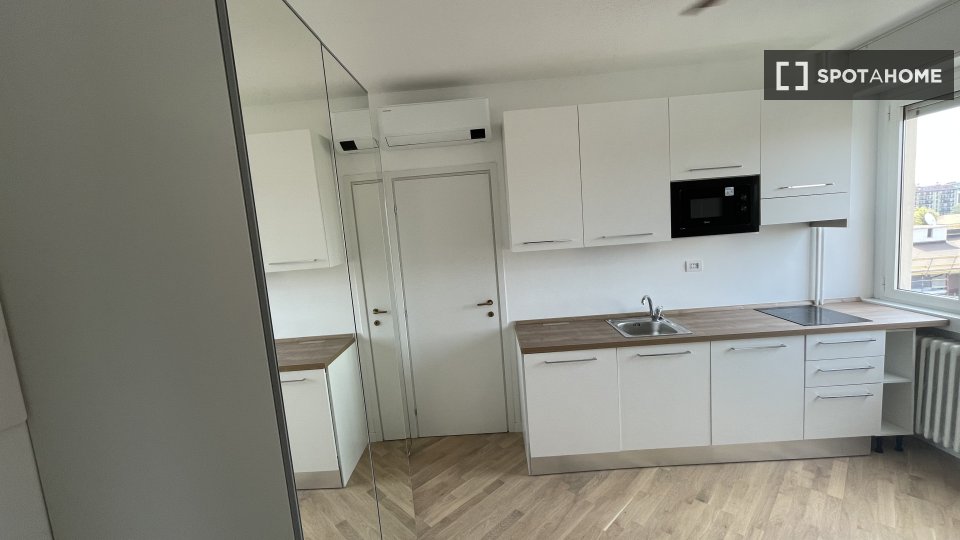 Immagine 19 di Ufficio in affitto  in Via Giambellino a Milano