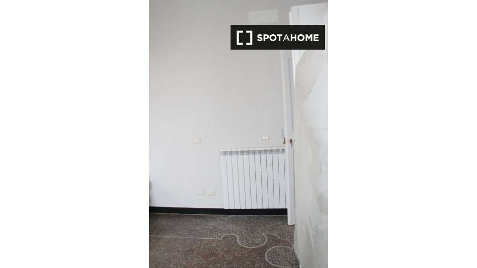 Immagine 9 di Camera condivisa in affitto  in Piazza del Campo a Genova