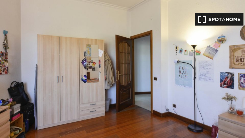 Immagine 3 di Camera condivisa in affitto  in Via Bisentina, 00139 Roma RM, Italy a Roma