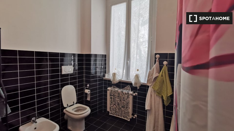 Immagine 15 di Camera condivisa in affitto  in Via Venezia a Genova