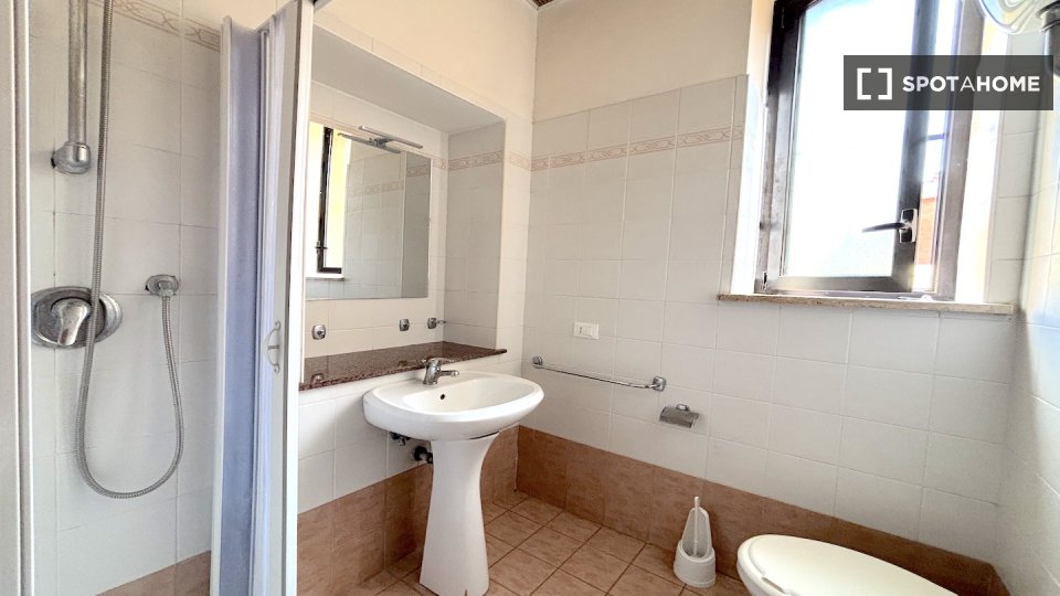 Immagine 8 di Camera condivisa in affitto  in Via Alessandro Brisse a Roma