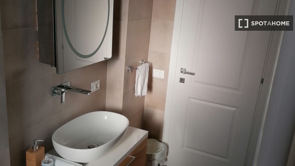 Immagine 11 di Camera condivisa in affitto  in Via dei Monti Lepini a Roma