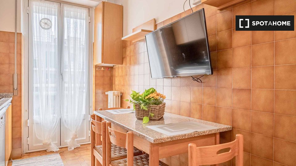 Immagine 10 di Camera condivisa in affitto  in Via Angera a Milano