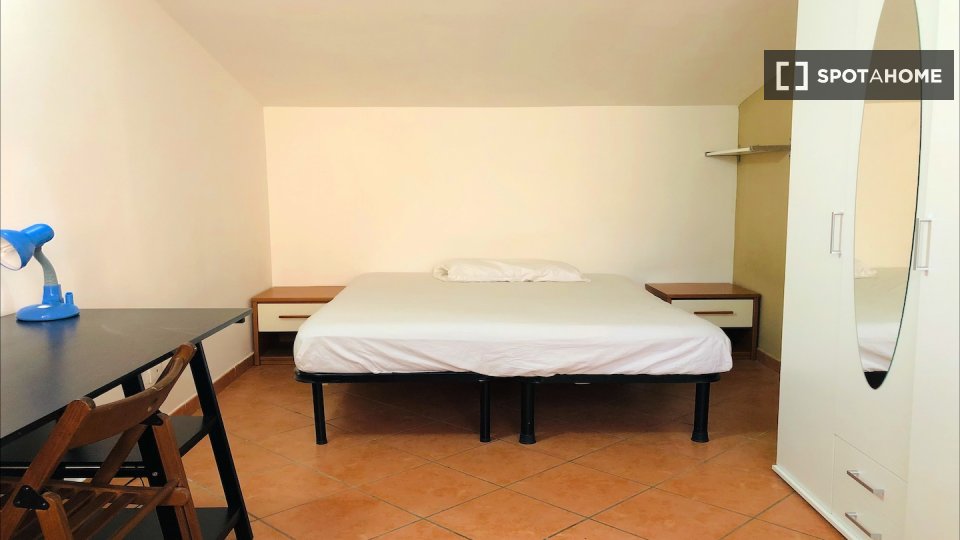 Immagine 2 di Camera condivisa in affitto  in Via Alessandro Brisse a Roma