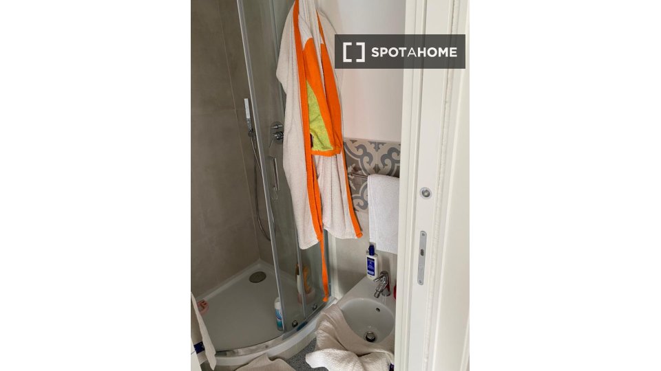 Immagine 10 di Camera condivisa in affitto  in Via Giulio Venticinque a Roma