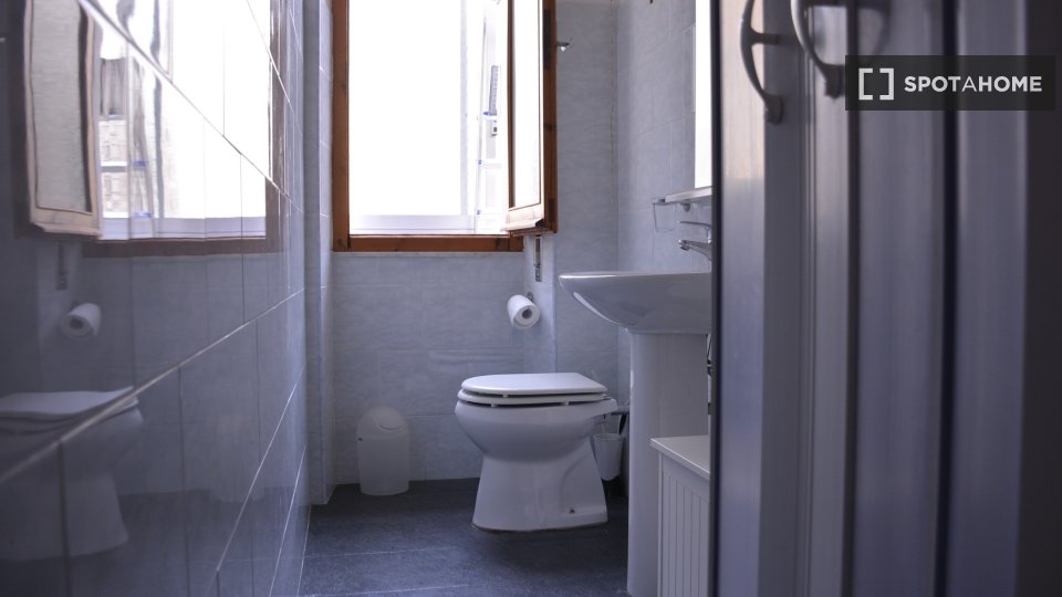 Immagine 5 di Camera condivisa in affitto  in Via Pola a Cagliari