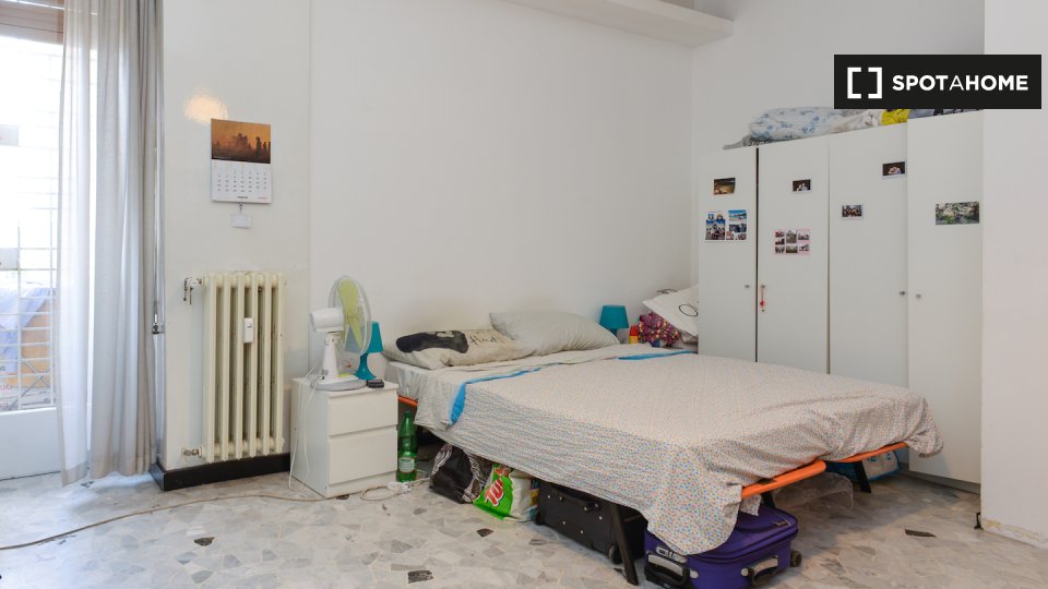 Immagine 1 di Camera condivisa in affitto  in Via Livorno, 00162 Roma RM, Italy a Roma