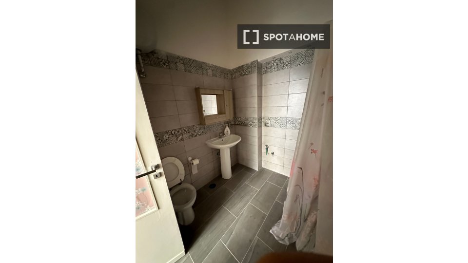 Immagine 6 di Camera condivisa in affitto  in V. Salvator Rosa a Napoli