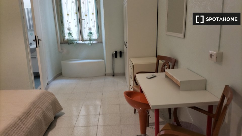 Immagine 17 di Camera condivisa in affitto  in Via Principe Amedeo a Roma