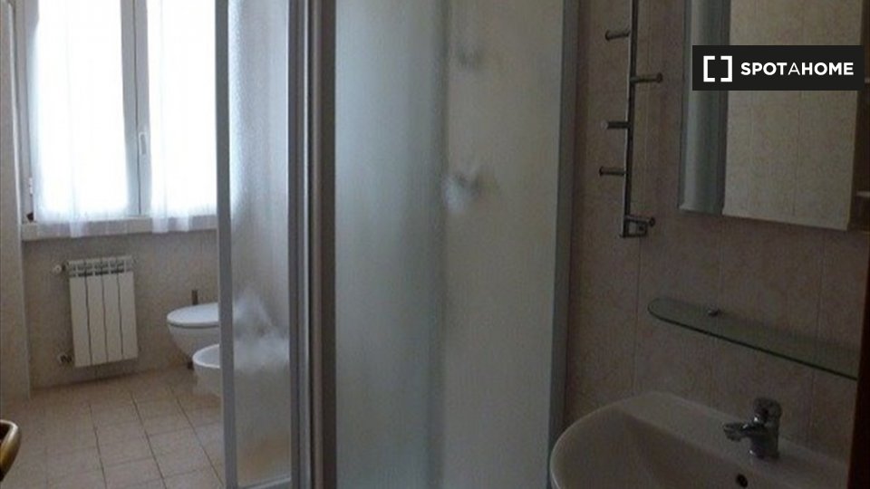 Immagine 7 di Camera condivisa in affitto  in Via Portuense a Roma