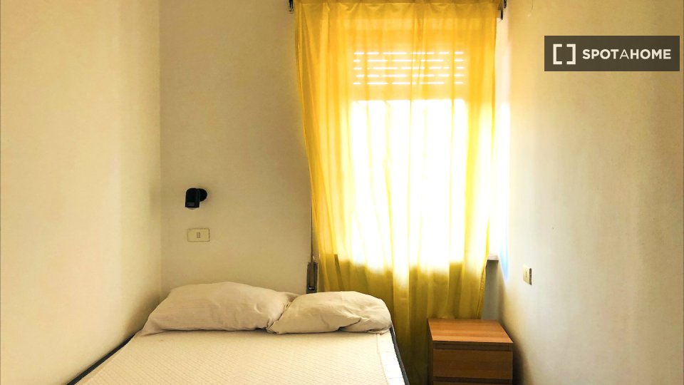 Immagine 1 di Camera condivisa in affitto  in Viale Egeo, 00144 Roma RM, Italy a Roma