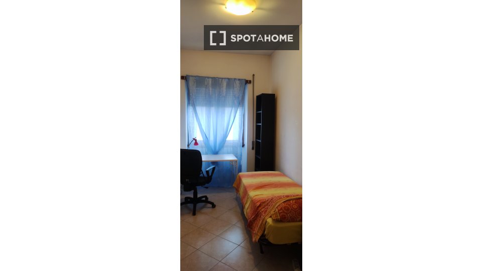 Immagine 1 di Camera condivisa in affitto  in Via di Trigoria, 00128 Selcetta RM, Italy a Roma