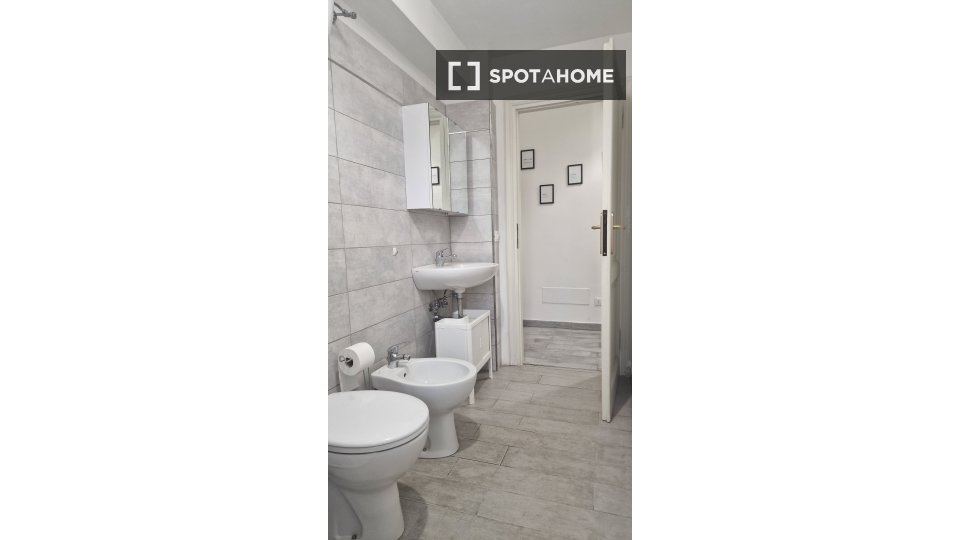 Immagine 12 di Camera condivisa in affitto  in Via Ostiense a Roma