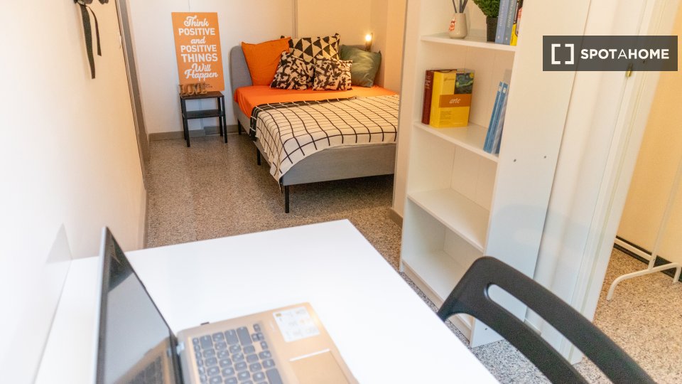 Immagine 18 di Camera condivisa in affitto  in Via Dante a Cagliari