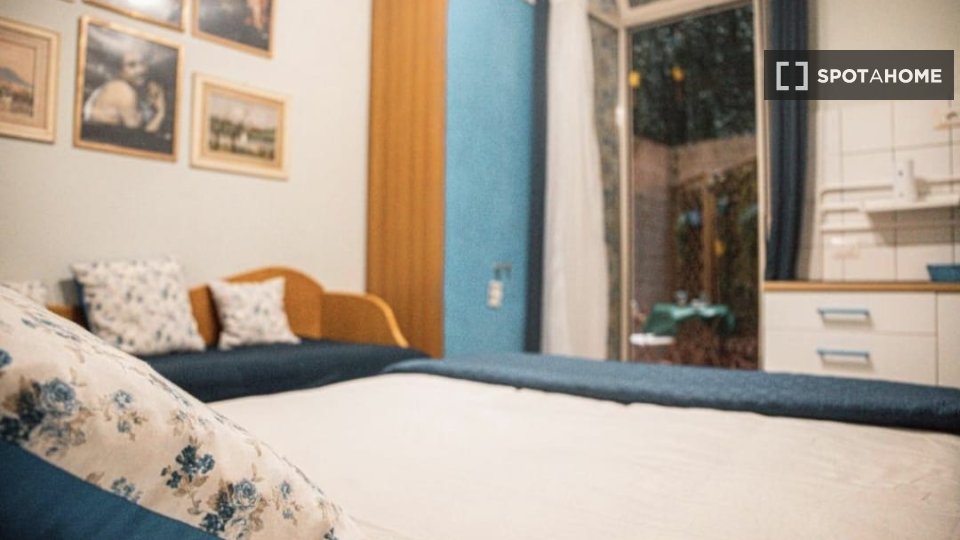 Immagine 15 di Camera condivisa in affitto  in Via Salvator Rosa a Napoli