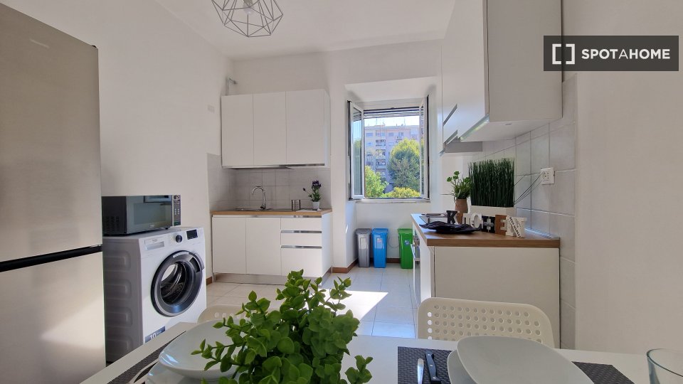 Immagine 17 di Camera condivisa in affitto  in Via Ostiense a Roma