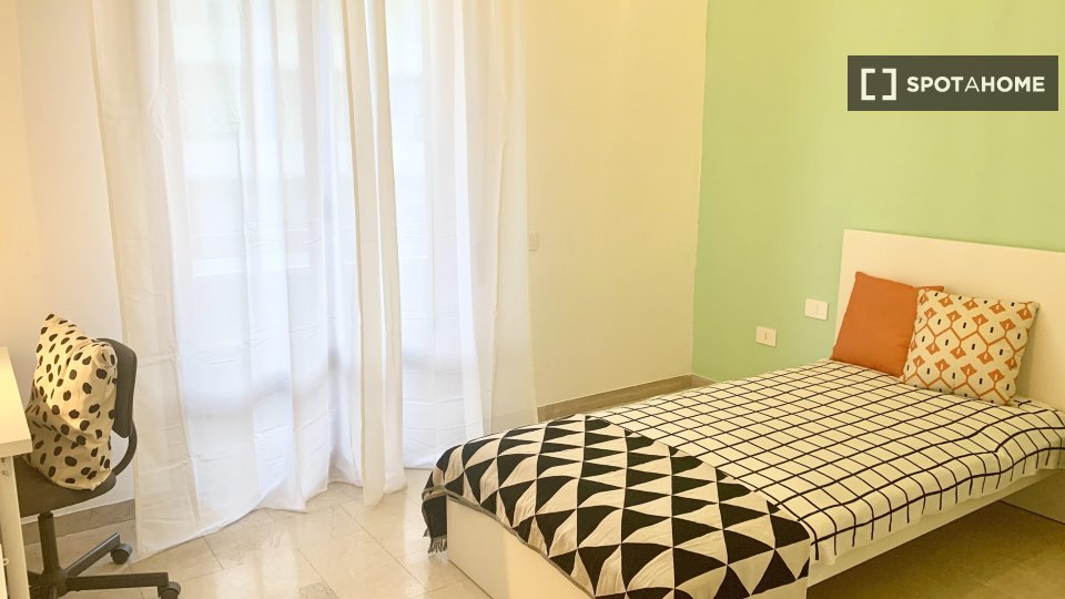 Immagine 1 di Camera condivisa in affitto  in VIALE F. REDI a Firenze