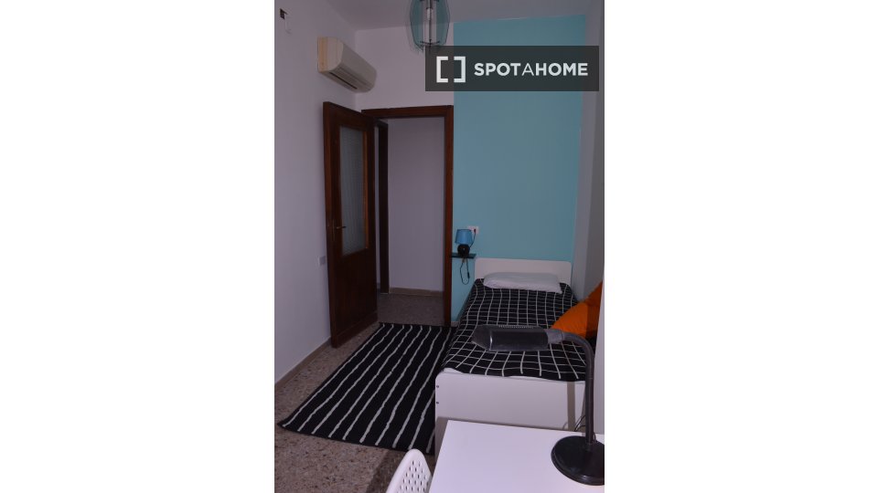 Immagine 12 di Camera condivisa in affitto  in Via dei Giudicati n a Cagliari