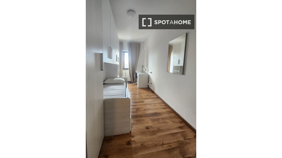 Immagine 3 di Camera condivisa in affitto  in Largo Luigi Antonelli a Roma