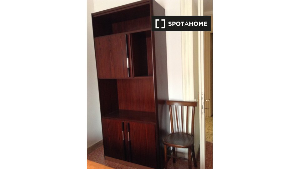 Immagine 3 di Camera condivisa in affitto  in Via degli Umbri a Roma