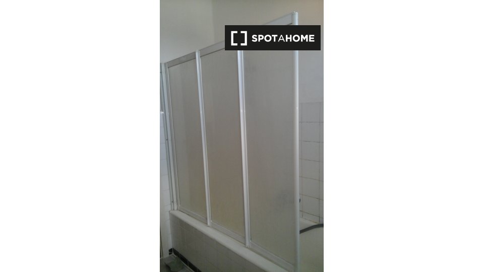 Immagine 10 di Camera condivisa in affitto  in Via Castelbarco a Trento