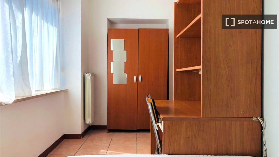 Immagine 2 di Camera condivisa in affitto  in Via Alessandro Brisse a Roma