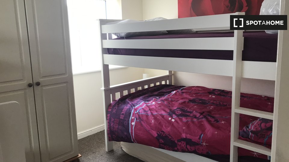 Immagine 1 di Camera condivisa in affitto  in Oakford Cl a 